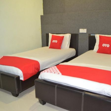 Oyo 89737 Hotel Tishoa Kampong Batu Tiga Exteriér fotografie