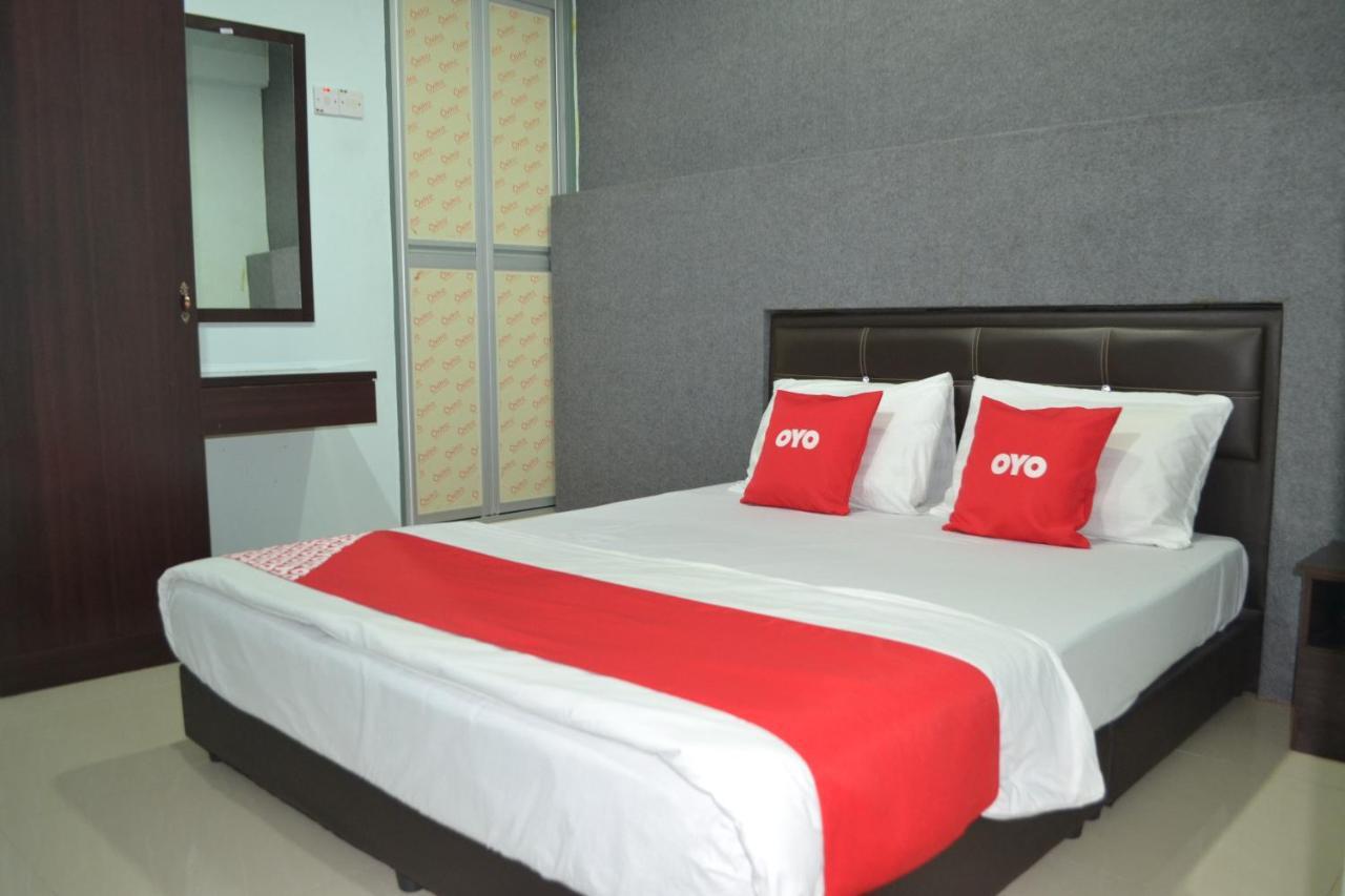 Oyo 89737 Hotel Tishoa Kampong Batu Tiga Exteriér fotografie
