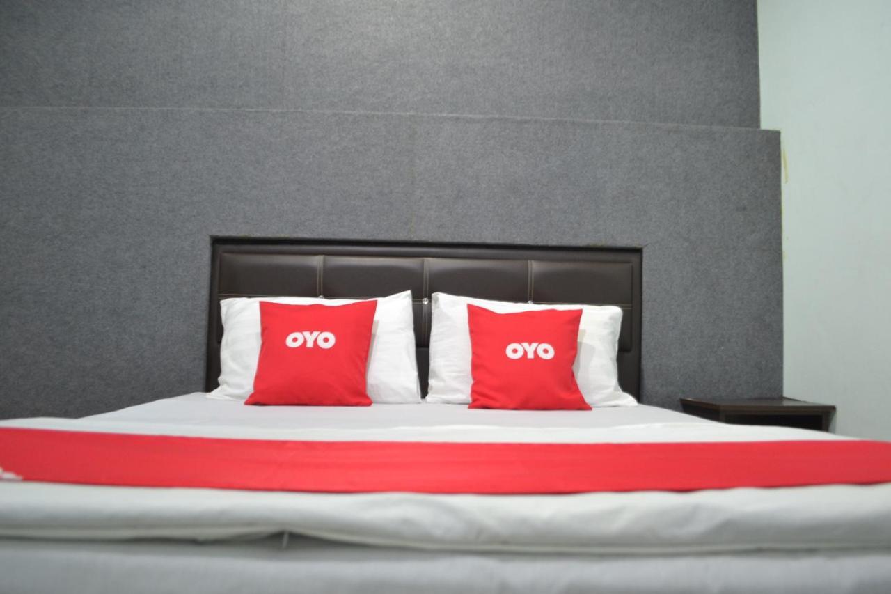 Oyo 89737 Hotel Tishoa Kampong Batu Tiga Exteriér fotografie