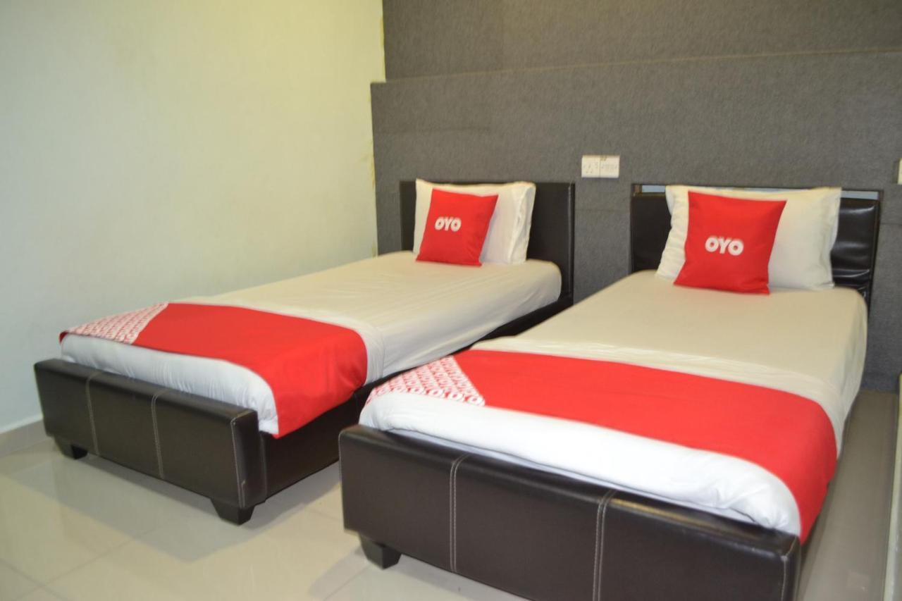 Oyo 89737 Hotel Tishoa Kampong Batu Tiga Exteriér fotografie
