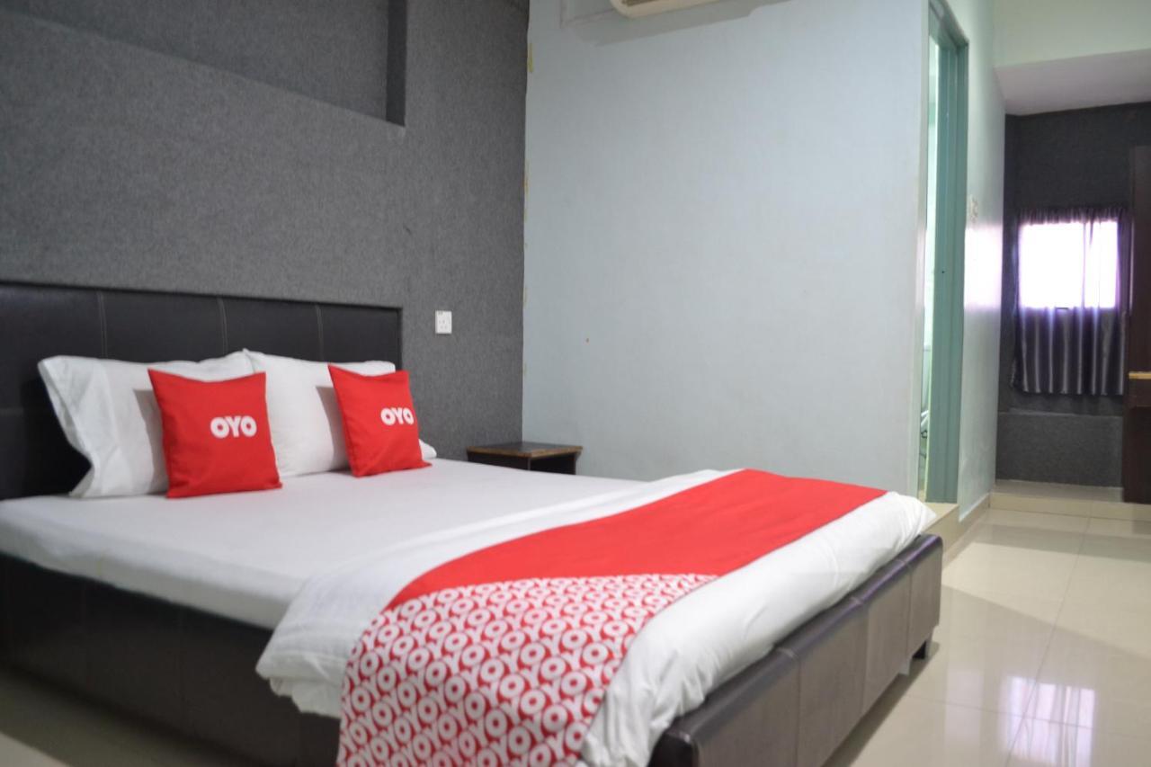 Oyo 89737 Hotel Tishoa Kampong Batu Tiga Exteriér fotografie