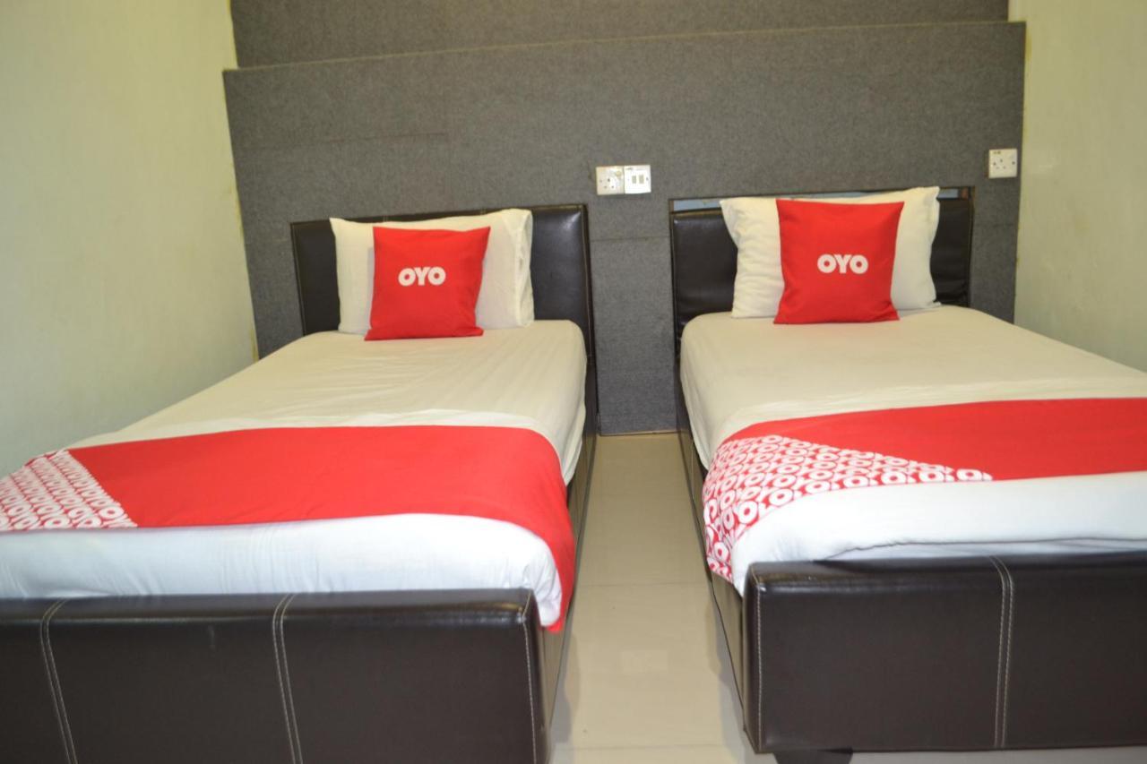 Oyo 89737 Hotel Tishoa Kampong Batu Tiga Exteriér fotografie