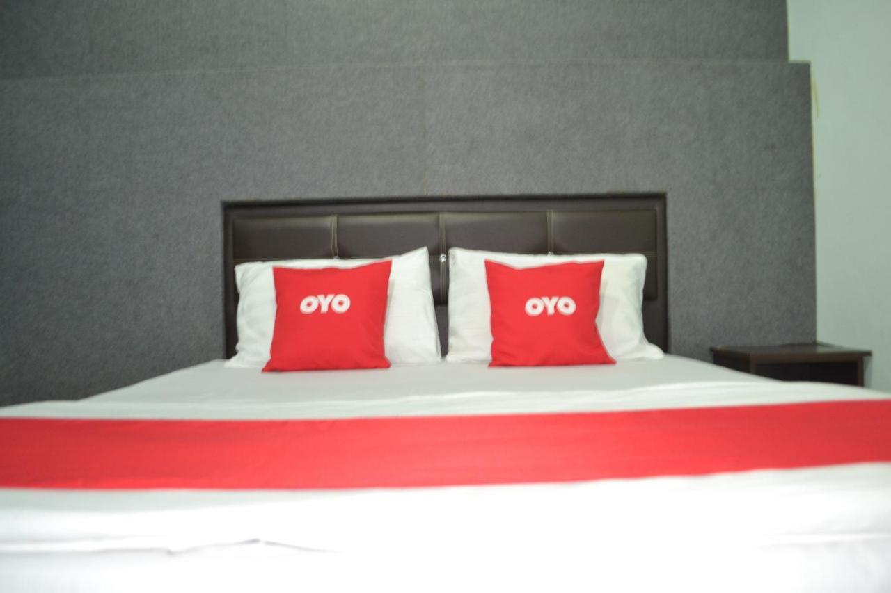 Oyo 89737 Hotel Tishoa Kampong Batu Tiga Exteriér fotografie