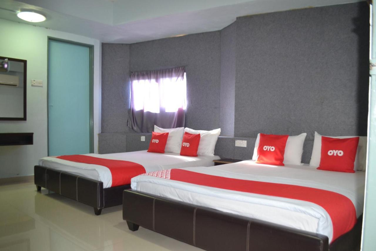 Oyo 89737 Hotel Tishoa Kampong Batu Tiga Exteriér fotografie