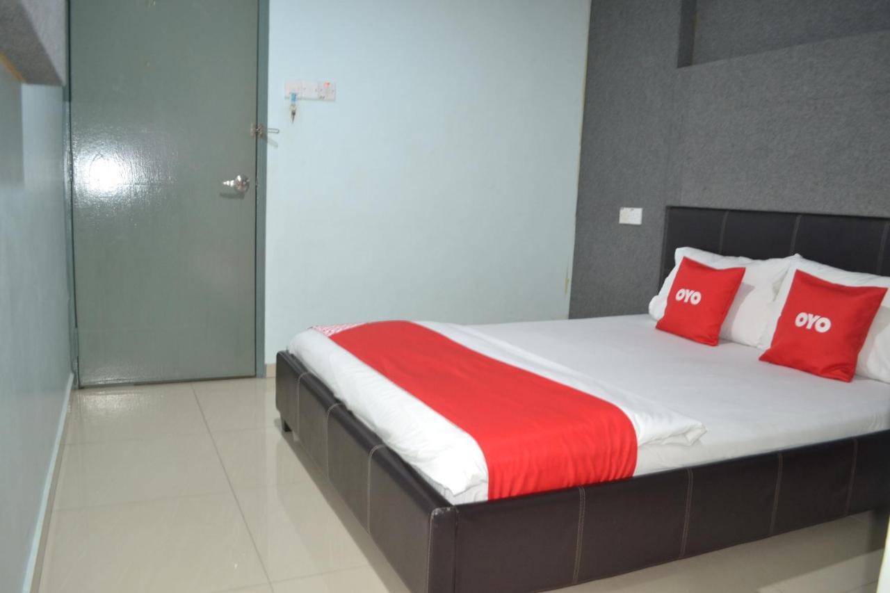 Oyo 89737 Hotel Tishoa Kampong Batu Tiga Exteriér fotografie